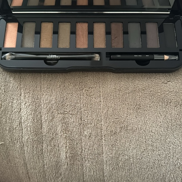 CLASSIC 10 MAKEOVER ESSENTIALS PALETTE - Picture 2 of 2